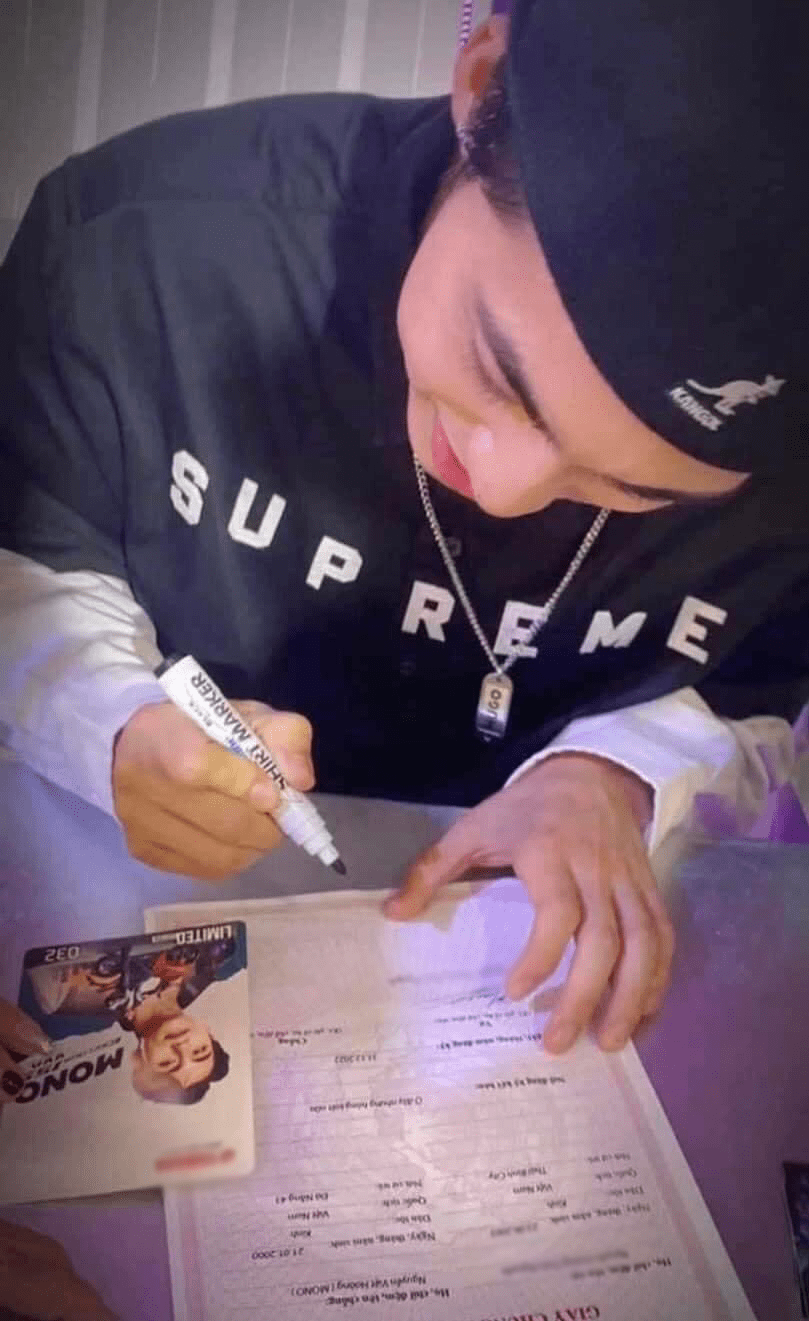 Với tờ giấy đăng ký kết hôn mà cô bạn mang đến để xin chữ ký, MONO cũng rất chiều lòng fan. Thế nhưng thay vì ký tên thật thì nam ca sĩ để lại nguyên hình trái tim ở phần xác nhận của "chồng" bằng bút lông. Điều này cũng đủ khiến cô nàng sướng rơn, vui vẻ chụp lại tấm ảnh kỷ niệm bên tờ giấy đặc biệt cùng MONO, đồng thời khoe: "Trên tay Nguyễn Việt Hoàng (tên thật của MONO) là giấy chứng nhận gì gì đấy cùng N.H.T.N. (tên cô bạn)".