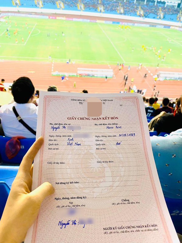 Cách đây chưa lâu, khi CLB Dortmund tới Việt Nam du đấu, một cô gái cũng cầm giấy đăng ký kết hôn tới SVĐ Mỹ Đình để xin chữ kí các cầu thủ nổi tiếng.