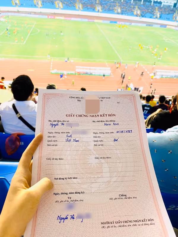 Cách đây chưa lâu, khi CLB Dortmund tới Việt Nam du đấu, một cô gái cũng cầm giấy đăng ký kết hôn tới SVĐ Mỹ Đình để xin chữ kí các cầu thủ nổi tiếng.