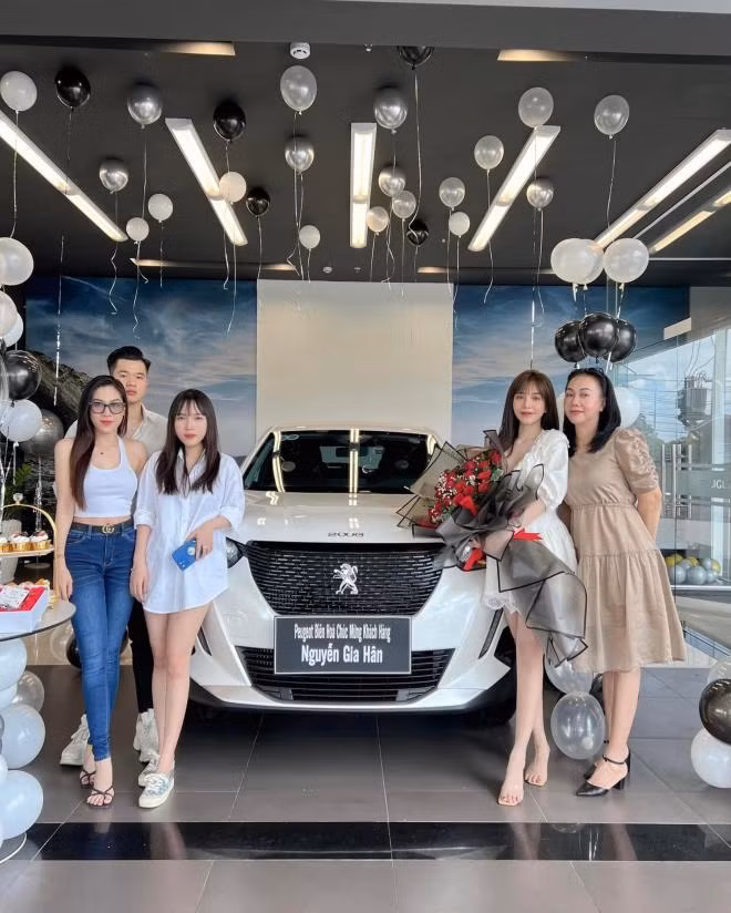 Tiền đạo của đội tuyển Việt Nam còn trêu chọc sở thích ăn uống của Gia Hân: "Cho tô phở tái bò viên nhưng chỉ ăn bò viên với tái không ăn phở". Gia Hân đáp lại: "Tiến Linh, em giảm cân mà anh nhớ dai quá à".