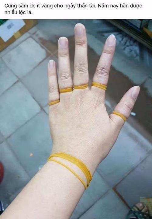 Cô bạn này cũng sắm được ít vàng để có lộc lá cả năm rồi.