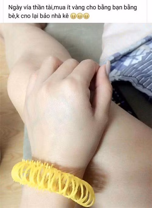 “Ngày vía thần tài mua ít vàng cho bằng bạn bằng bè,không chúng bạn lại bảo nhà quê”.