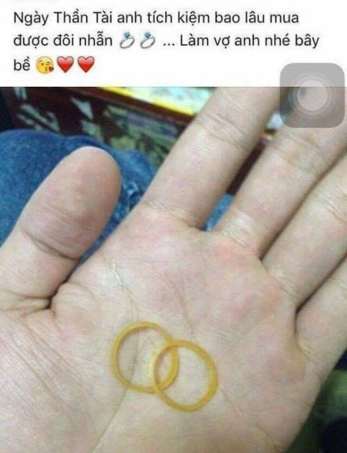 Có cô gái nào đồng ý lời cầu hôn với 2 "chỉ vàng" bằng nịt này không?