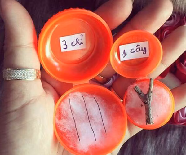 Ngày thần tài mọi năm, các tiệm vàng đã xuất hiện cảnh tượng người người đứng xếp hàng để có thể sớm chọn được những mẫu vàng ưng ý.