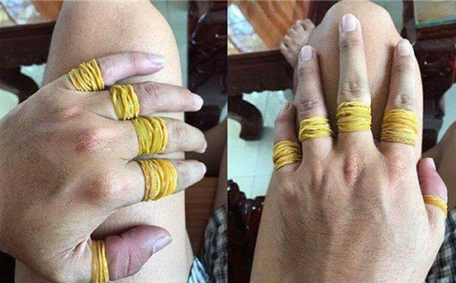 Cô bạn này cũng sắm được ít vàng để có lộc lá cả năm rồi.