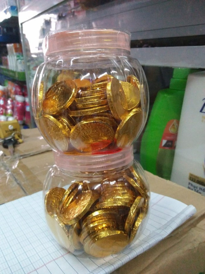 Hẳn 2 hộp đồng xu vàng được người chồng mua trong ngày Thần Tài.