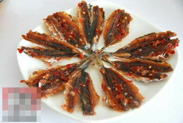 Một đĩa cá chỉ vàng khi bị vợ hỏi trong ngày Thần Tài.