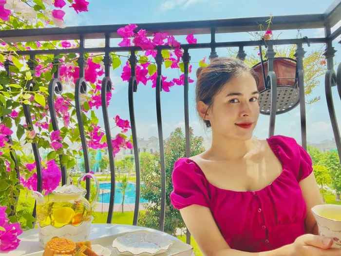 Với khuôn mặt xinh xắn, sống mũi cao, đôi mắt to tròn cùng với nụ cười tỏa nắng, Mộc Trinh luôn để lại ấn tượng khó phai trong lòng mọi người ngay từ lần gặp đầu tiên.