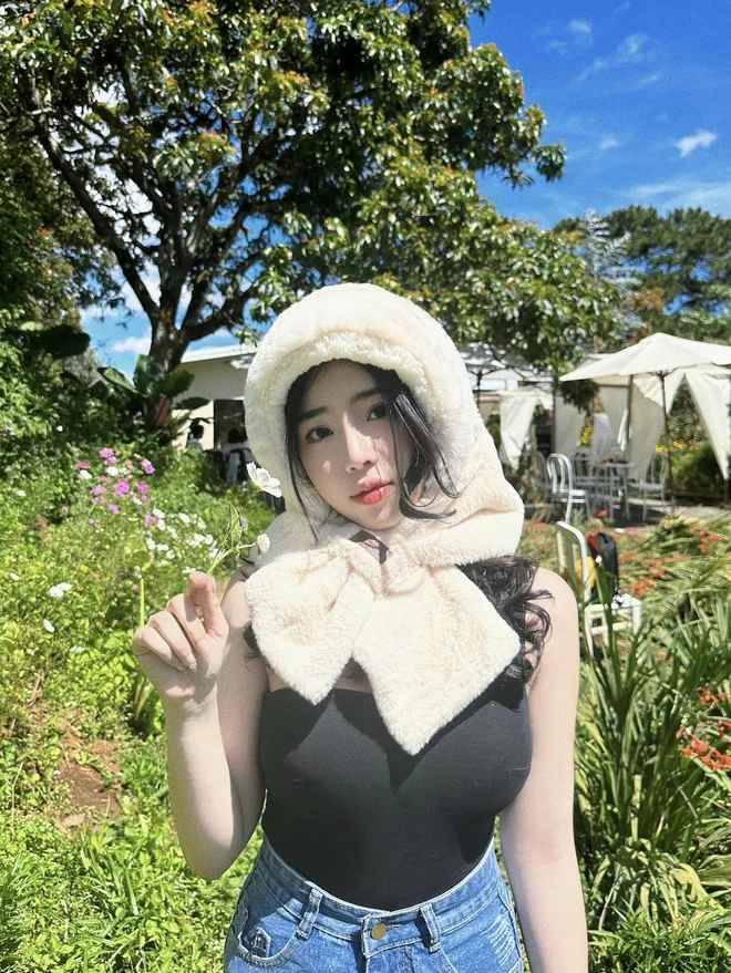 Về phần mình, Hồng Nghi đã đăng lại story của bạn trai và viết: “Cũng dễ thương”.