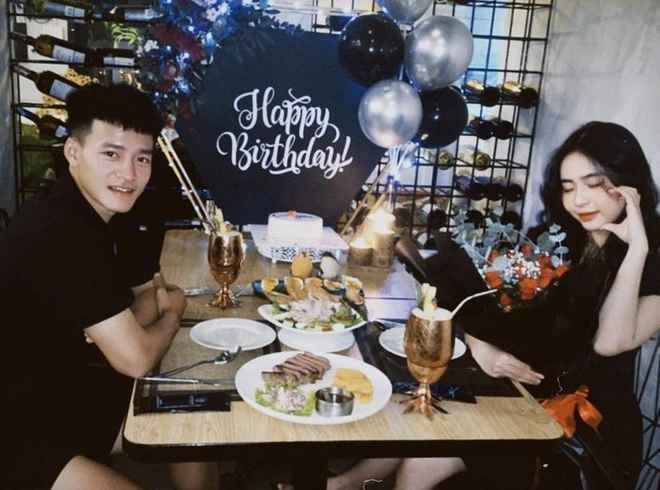 Một chàng cầu thủ khác của U22 Việt Nam cũng công khai bạn gái là Nguyễn Thanh Nhàn (sinh năm 2003) - người kiến tạo để Văn Tùng ghi bàn đầu tiên cho U22 Việt Nam. Bạn gái của Thanh Nhàn là Nguyễn Thị Ngọc Lan (sinh năm 2004).