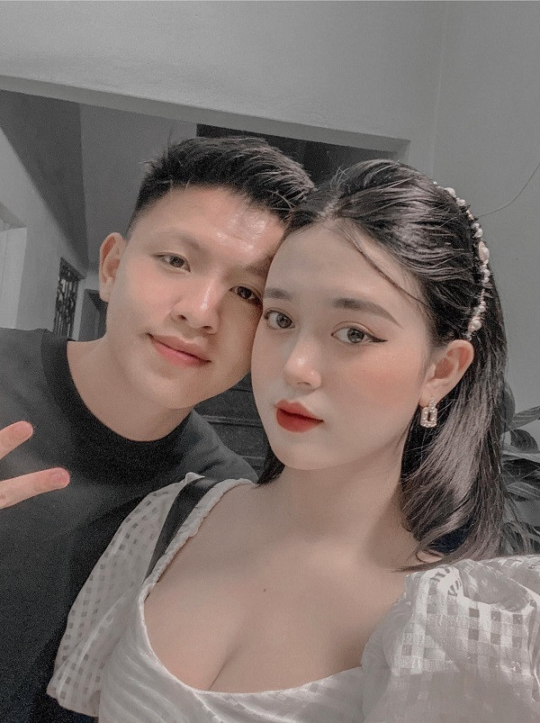 "Nửa kia" của chàng cầu thủ U22 Việt Nam là Trịnh Thị Diễm Quỳnh. Cả hai cùng sinh năm 2002 và cùng quê Thanh Hóa. Hiện tại cô nàng đang làm việc trong lĩnh vực thẩm mỹ.