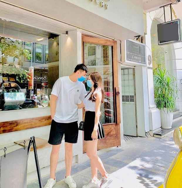 Bạn gái Quan Văn Chuẩn (sinh năm 2001) - thủ thành số 1 của U22 Việt Nam ở thời điểm hiện tại là Nguyễn Vũ Dương Hà. Được biết cô nàng tốt nghiệp Học viện Ngân và đã hoàn thành bậc học thạc sĩ, hiện đang là nhân viên văn phòng.