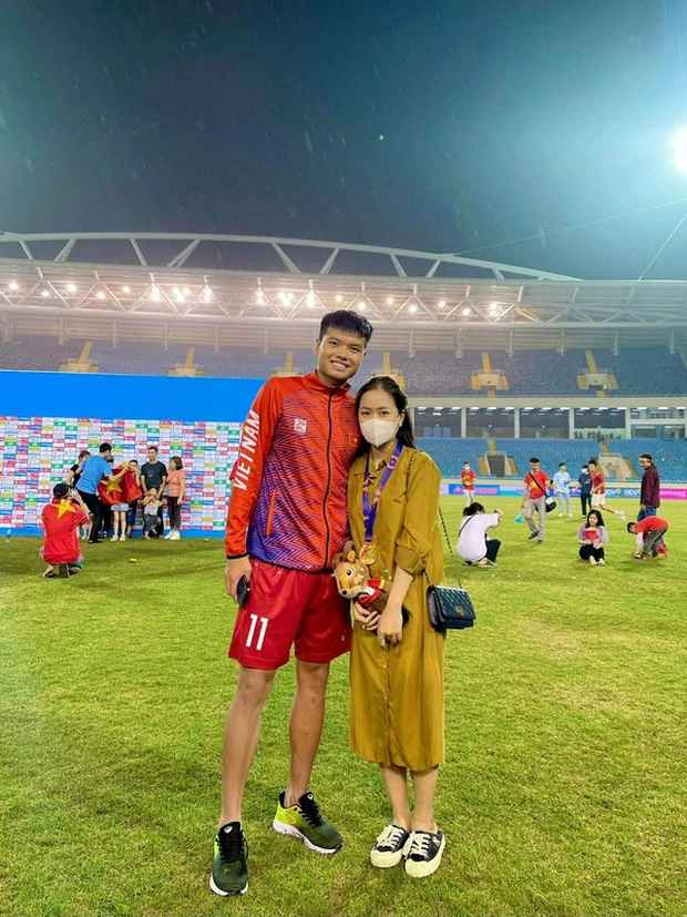 Không chỉ công khai thể hiện tình cảm trên MXH, cặp đôi Hoàng Yến - Văn Tùng cũng dành sự ủng hộ tuyệt đối cho đối phương. Dù Hoàng Yến học ở Đà Nẵng, còn Văn Tùng thi đấu cho CLB Hà Nội nhưng khi có dịp hay trong các trận đấu đặc biệt, cô nàng đều lên sân cổ vũ bạn trai.