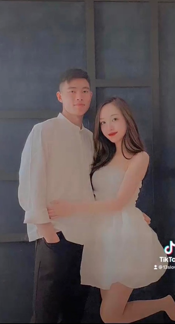 Dù Quan Văn Chuẩn không để lộ mặt người yêu nhưng lại thoải mái dành những lời ngọt ngào cho Dương Hà khi đi thi đấu xa nhà: "Bé ở nhà ngoan nhé!”.