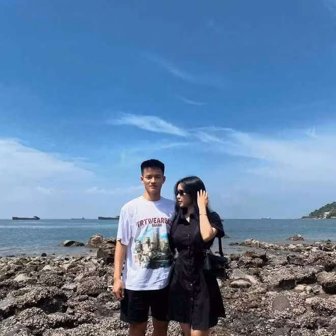 Không đăng bất cứ ảnh công khai nào nhưng Thanh Nhàn lại để hẳn một story nổi bật ảnh bạn gái. Trong khi đó Ngọc Lan cũng chia sẻ những hình ảnh dễ thương của cả hai nhân dịp sinh nhật mình hay lúc cặp đôi đi du lịch.