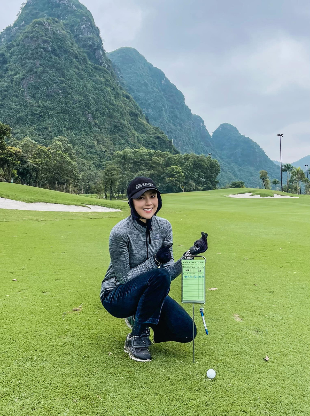 Theo tìm hiểu, nhằm đảm bảo tính trang trọng xuyên suốt buổi ghi hình, các BTV của VTV tuân thủ các nguyên tắc về chất liệu, màu sắc, tính đồng điệu,... của trang phục.