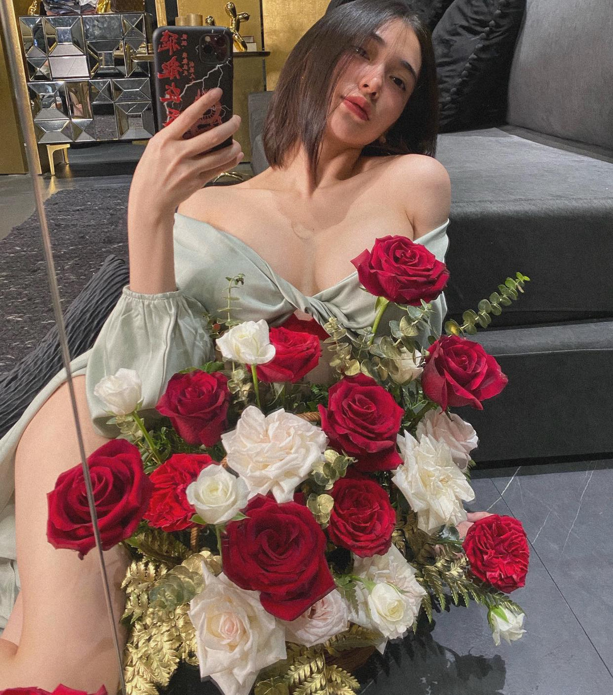 Với một hot girl vốn có dáng hoàn hảo như Lê Bích Trăm, chẳng kiểu trang phục nào có thể làm khó cô nàng.