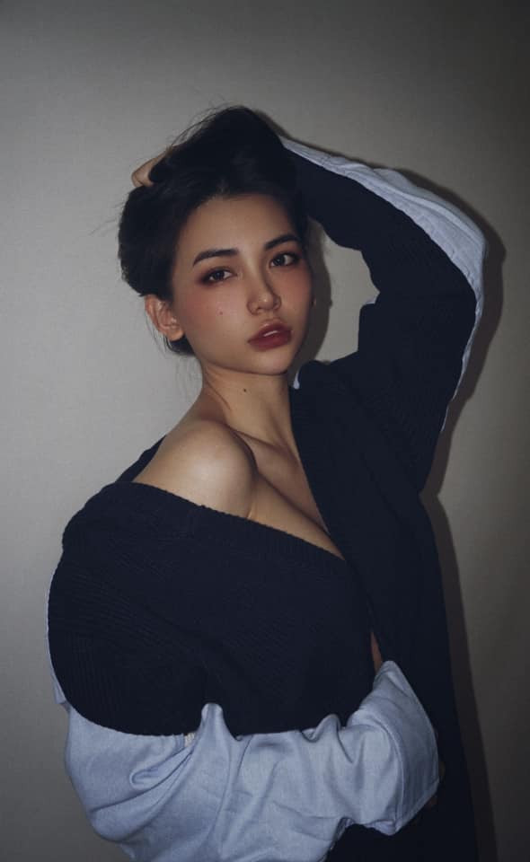 Được biết, nhờ sở thích tập gym mà Bích Trăm mới có được vòng 3 căng mẩy như hiện tại.