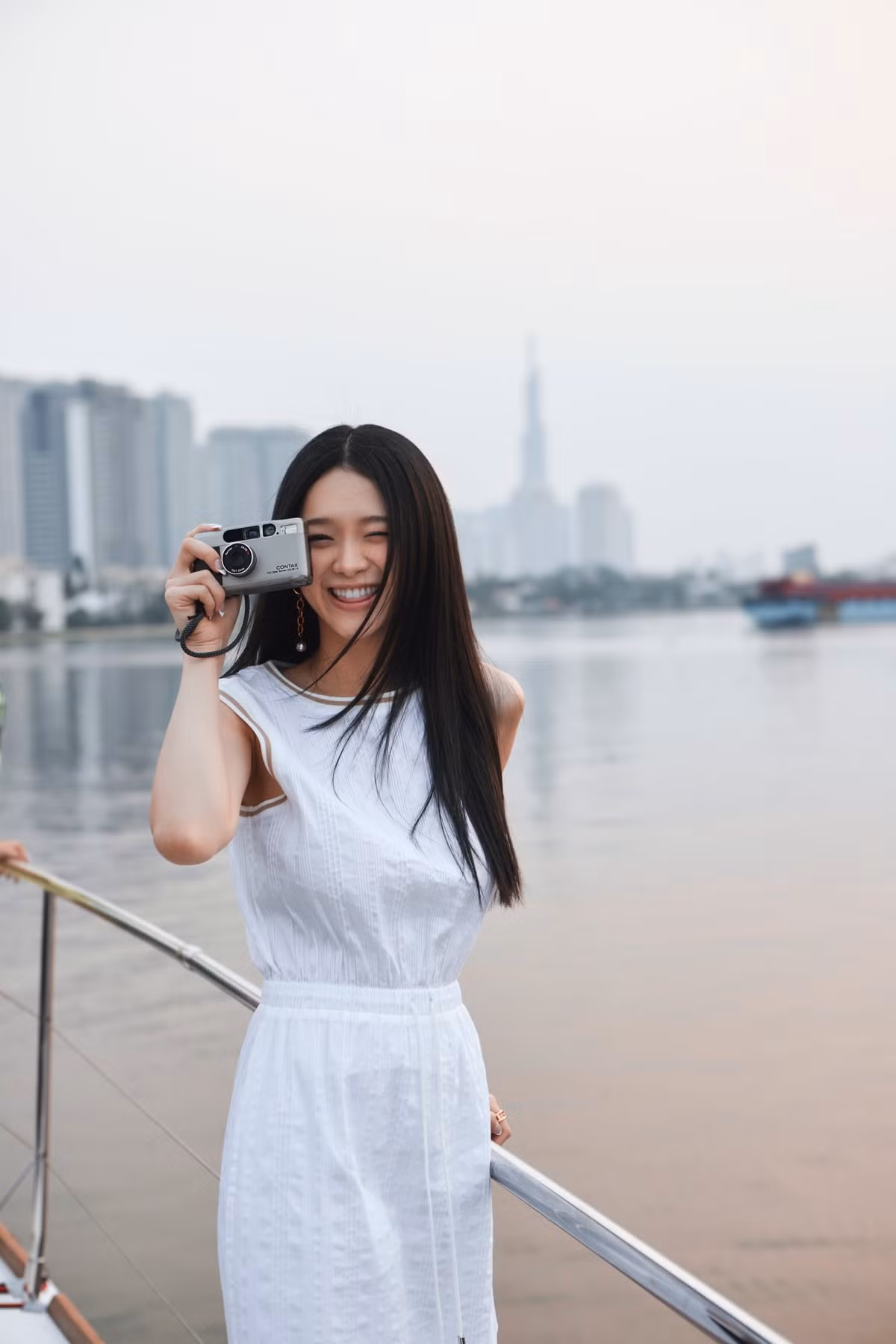 Để tránh nhàm chán cho những set đồ kín đáo, Linh ka thường mix thêm cùng những chiếc túi hàng hiệu.