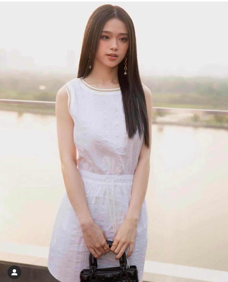 Nếu như theo dõi trang cá nhân, hot girl Linh Ka thường xuất hiện với vẻ ngoại gợi cảm quá mức, tạo cảm giác “chín ép”.