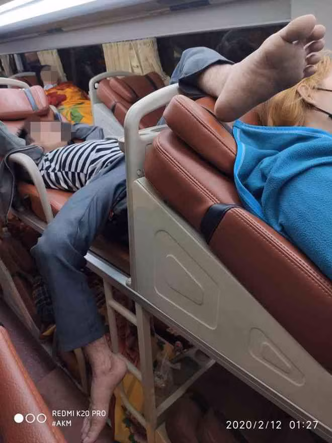 Một chàng thanh niên với tư thế ngủ trên xe giường nằm làm ảnh hưởng tới những người xung quanh.