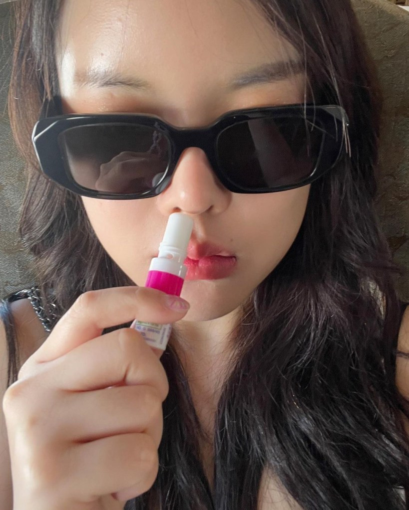 Sau đó cô quyết định thông báo cho tiếp viên hàng không và người này đã bảo người đàn ông đặt chân xuống để không ảnh hưởng tới cô.