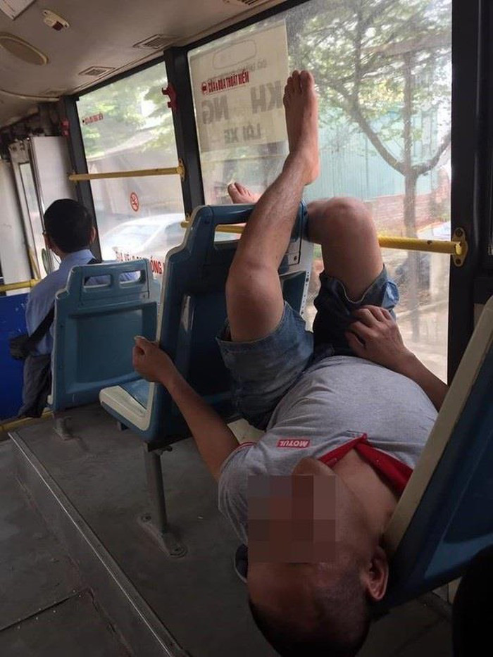 Chưa hết, một số người còn đưa ra ý kiến cho rằng cần phải nhắc nhở ngay những người ý thức kém thay vì để mặc họ với hành vi xấu xí này.