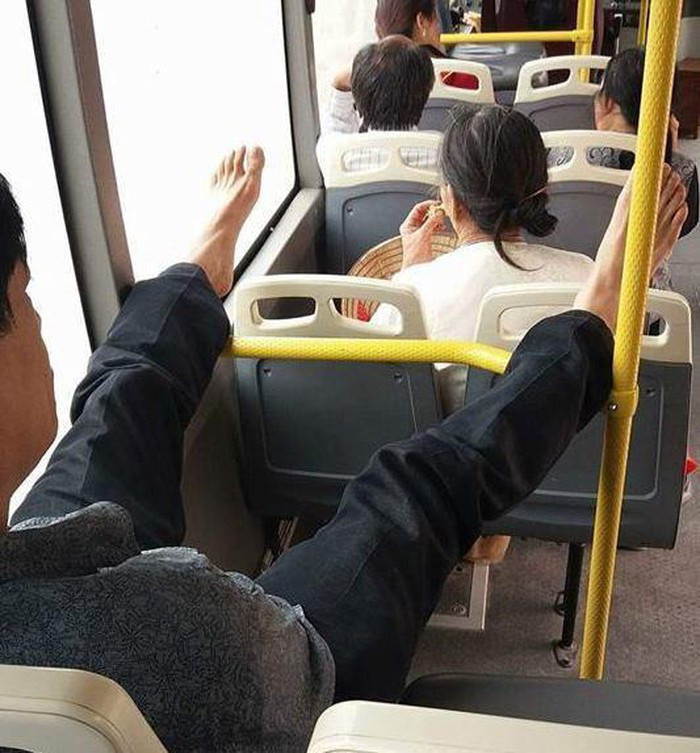 Chứng kiến cảnh "bàn chân hư" nhiều người lên tiếng cho rằng khi tham gia phương tiện công cộng, mỗi người cần giữ ý thức chung để không làm ảnh hưởng tới người khác.