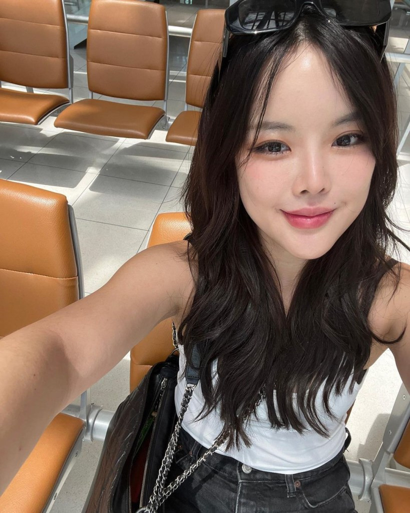 Cuối cùng Keng đã khử trùng tay vịn bằng khăn lau cồn và sử dụng ống hít mũi tinh dầu bạc hà để khử mùi hôi chân.