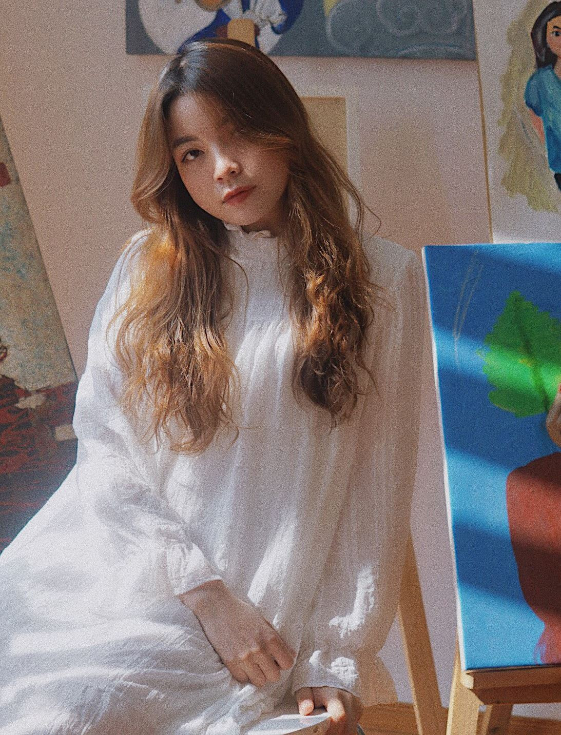 Bên cạnh đó thưởng thức bài hát, nhiều người tò mò về giọng nữ thể hiện ca khúc Chị ong nâu phiên bản thất tình với chất giọng cao vút và giàu cảm xúc.