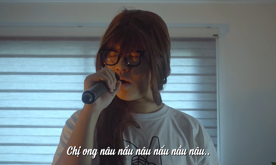  Chị ong nâu phiên bản thất tình là clip đang được tìm kiếm nhiều nhất trên mạng xã hội những ngày qua. Trong clip, một bạn nam đội tóc giả hát nhép ca từ quen thuộc với các thế hệ thiếu nhi Việt trên nền nhạc du dương, da diết.