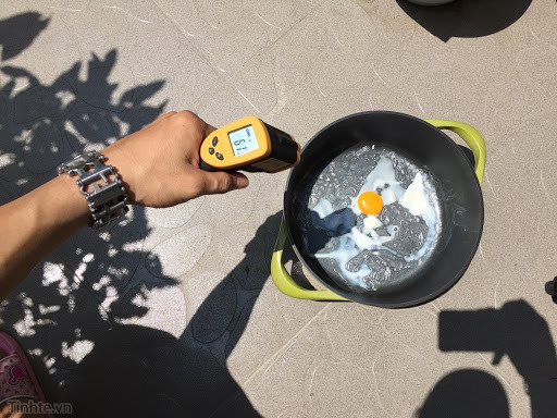 Chỉ với 1 chiếc chảo, một quả trứng đập ra và để ngoài đường, ít phút sau với thời tiết nắng nóng đỉnh điểm, dân tình đã có món trứng ốp la hay trứng rán cực ngon mặt.