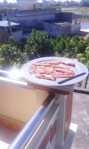 Ngoài trứng, thịt lợn hong nắng cũng đã được các "master chef" trên MXH thử thực hiện trong những ngày nắng nóng đỉnh điểm.