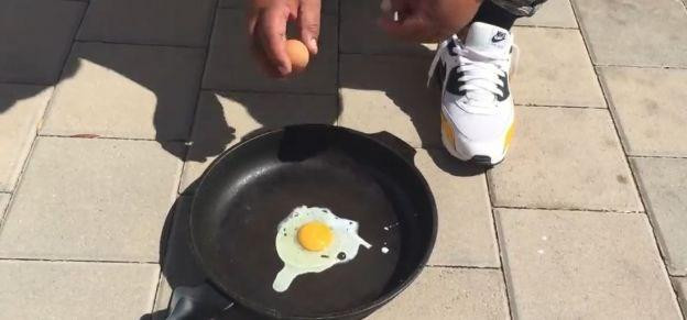 Bên cạnh những tiếng cười, nhiều dân mạng cũng khuyên mọi người không nên ra ngoài vào thời gian nắng cao điểm. Bởi nó sẽ dẫn đến nhiều bệnh như ung thư da, choáng váng hay nặng hơn là đột quỵ.