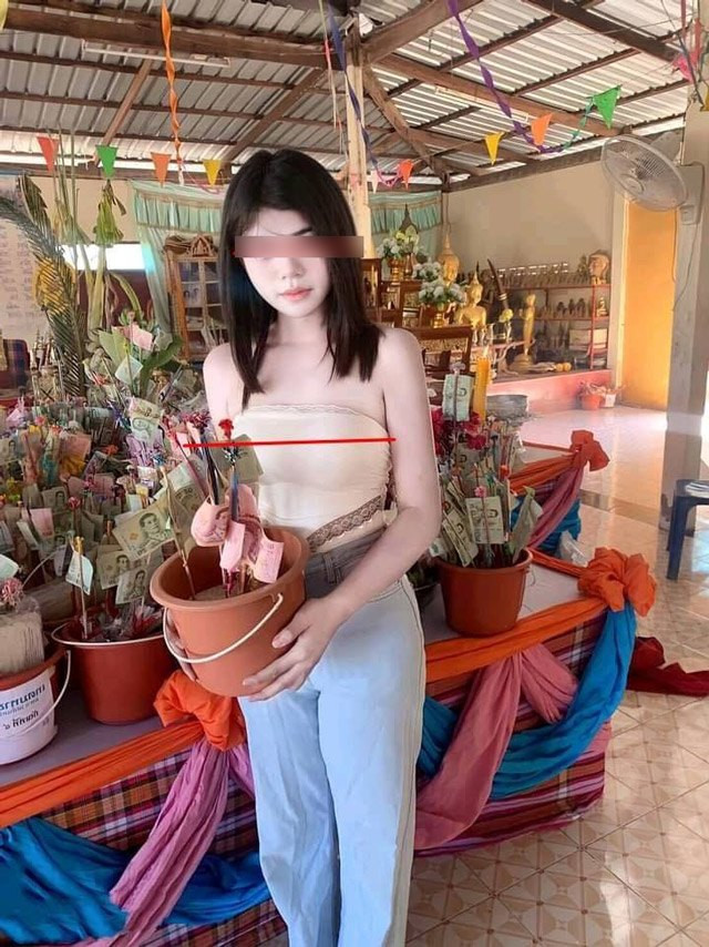 Thay vì kín đáo đi lễ chùa, cô gái trong ảnh lại ăn mặc phản cảm với chiếc áo chẳng khác gì cái dây quấn quanh người.