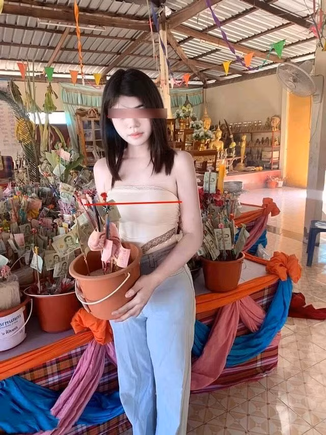 Thay vì kín đáo đi lễ chùa, cô gái trong ảnh lại ăn mặc phản cảm với chiếc áo chẳng khác gì cái dây quấn quanh người.