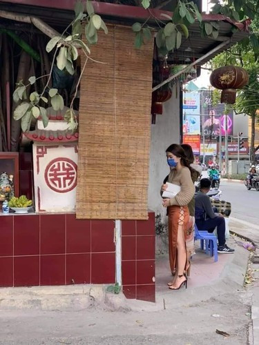 Tới một chốn linh thiêng như ngôi chùa nhưng cô gái lại chọn cho mình một bộ trang phục khá hớ hênh, lộ liễu.