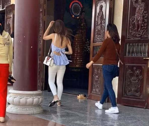 Chùa chiền là một chốn linh thiêng và việc các bạn ăn mặc ra sao sẽ ảnh hưởng tới chốn thiền tĩnh. Vậy nên hãy chú ý để tránh phải nhận "gạch đá" từ CĐM.