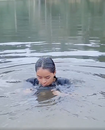 Tuy không diện trang phục quá hở hang nhưng bộ quần áo ướt sũng ôm sát người khiến không ít cư dân mạng thấy "nóng mắt" với hot girl dân tộc.