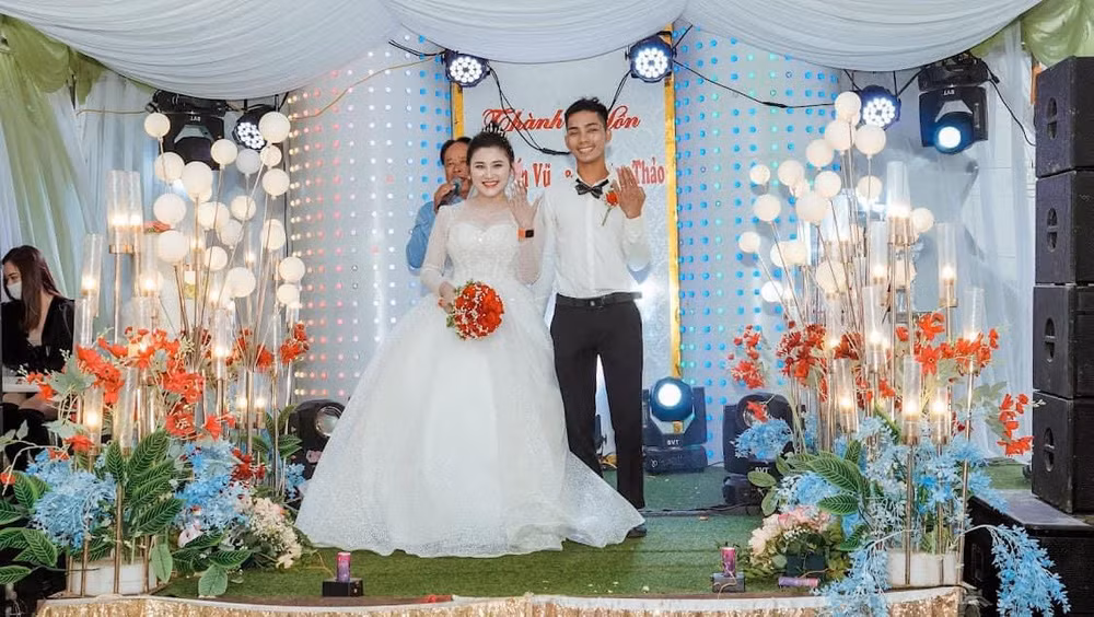 Sau hôn lễ, cô dâu Nghệ An bất ngờ chia sẻ trải nghiệm khó tin sau khi kiểm lại quà mừng: "Những người bạn thân "có tâm" thật sự, nhưng không qua mắt được em đâu! Hôm đó có hai người bạn trao 2 chiếc nhẫn vàng này cho vợ chồng mình, mình đã thấy có gì đó sai sai vì trước cưới hai bạn mình chỉ tặng mỗi người một chiếc nhẫn 5 phân, giờ họ tặng những 1 chỉ một chiếc...