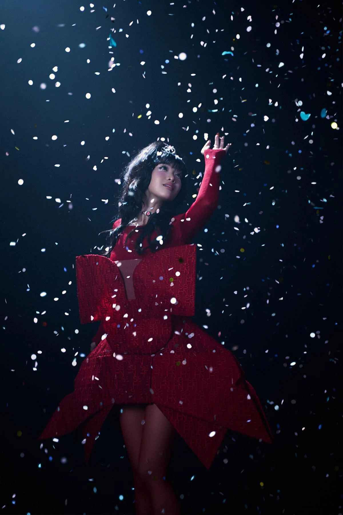 Điển hình như trong MV Ý em là vừa trình làng tối 17/10, Chi Xê nhận được nhiều lời khen về phong cách, trang phục khi những yếu tố này được cô đầu tư chỉn chu.