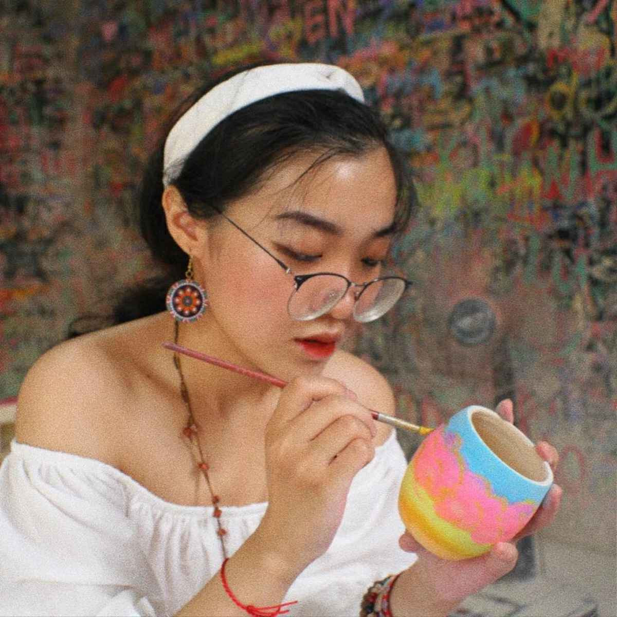 Một trong những yếu tố giúp Chi Xê nổi bật là khả năng tương tác tốt với khán giả qua các video sáng tạo và thường xuyên cập nhật xu hướng.