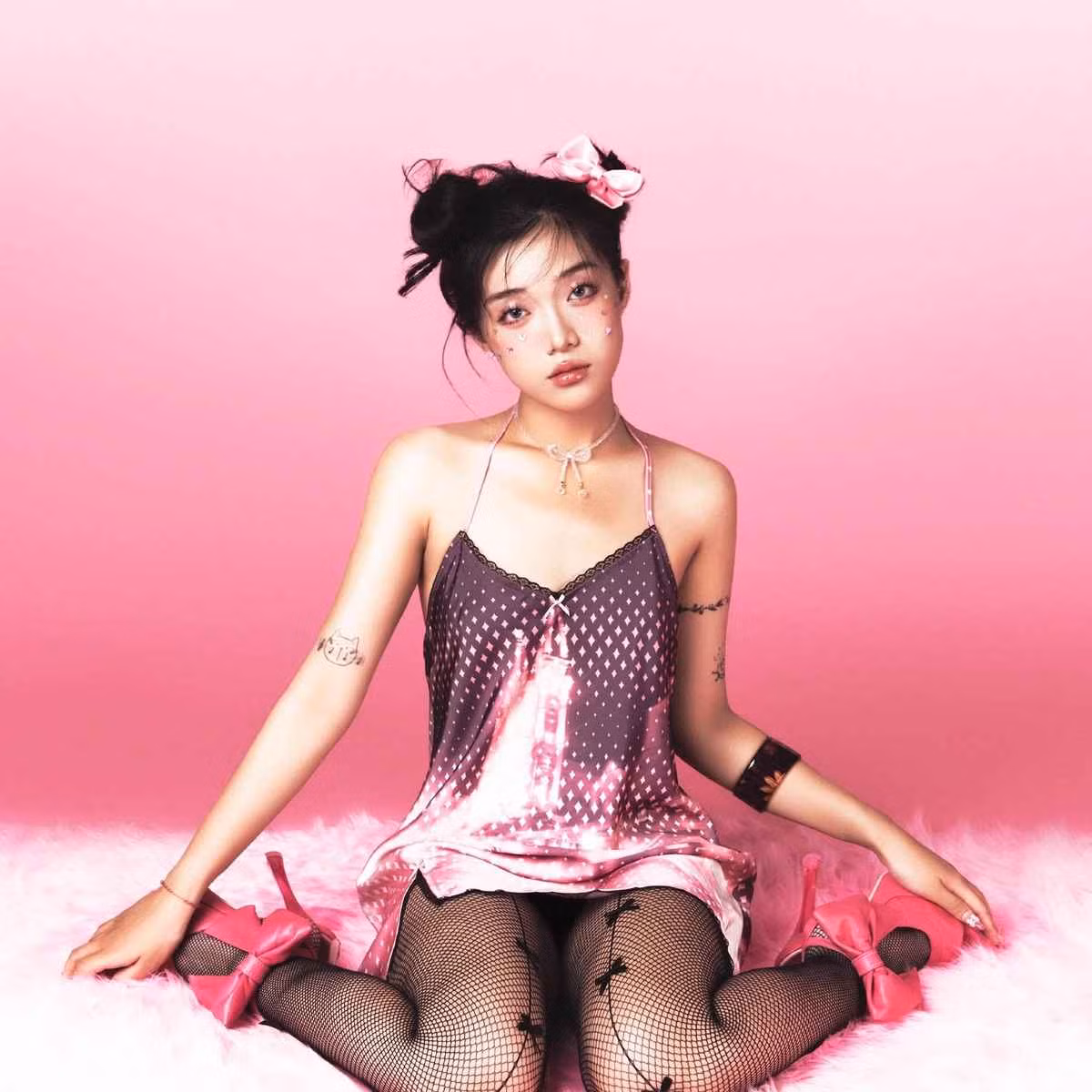 Chi Xê là một trong những gương mặt quen thuộc với giới trẻ, đặc biệt là cộng đồng TikTok. Cô nàng được biết đến với những video cover đình đám, trong đó "viral" nhất phải kể đến như: Hai bàn tay của em, ngọt ngào ở ngày mai hay là clip đập ngực và hát…