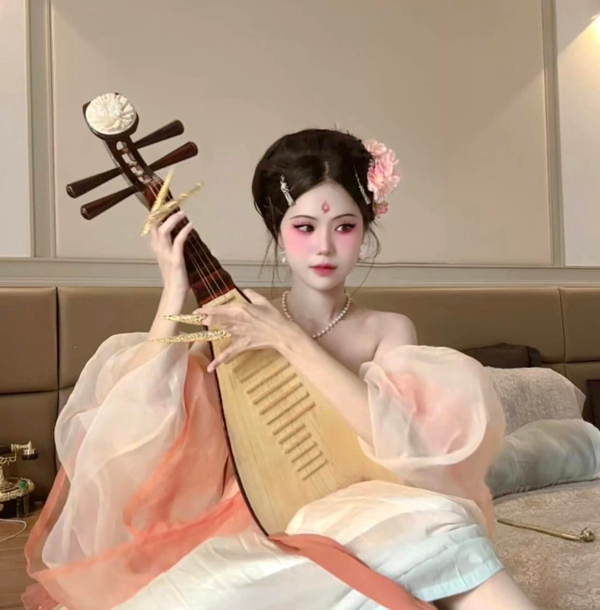 Là một trong những gương mặt gây ấn tượng trong trào lưu váy băng keo, cô nàng coser, streamer Yugi Kiều Oanh cách đây không lâu gây chú ý với thiết kế theo mẫu váy băng keo cúp ngực.