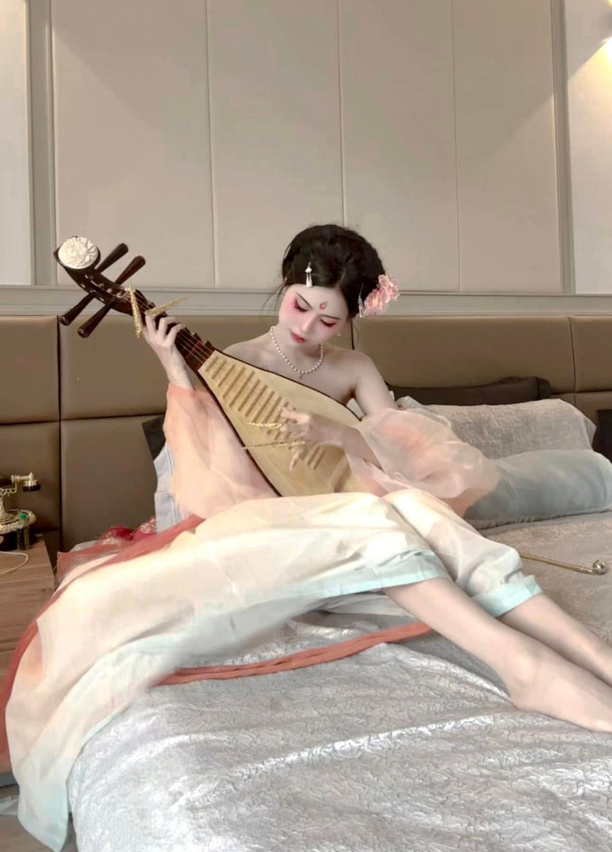 Tại đó, Yugi Kiều Oanh xuất hiện nửa kín nửa hở với vòng 1 hờ hững, tràn viền. Dân mạng khó rời mắt bởi độ nóng bỏng.