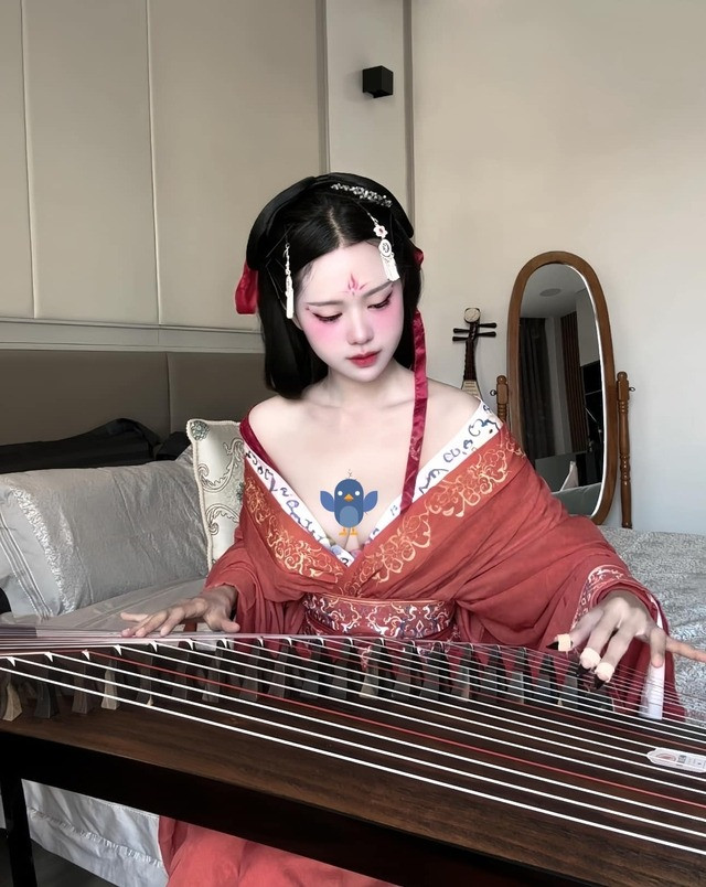 Trong bộ ảnh mới nhất, nữ coser khoe trọn vóc dáng quyến rũ của mình trong trang phục gợi cảm.