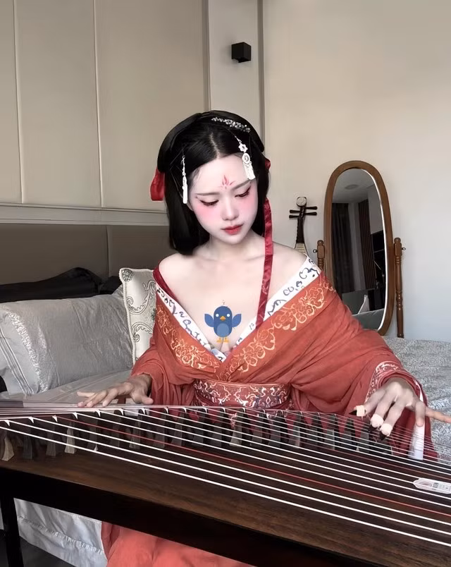 Trong bộ ảnh mới nhất, nữ coser khoe trọn vóc dáng quyến rũ của mình trong trang phục gợi cảm.