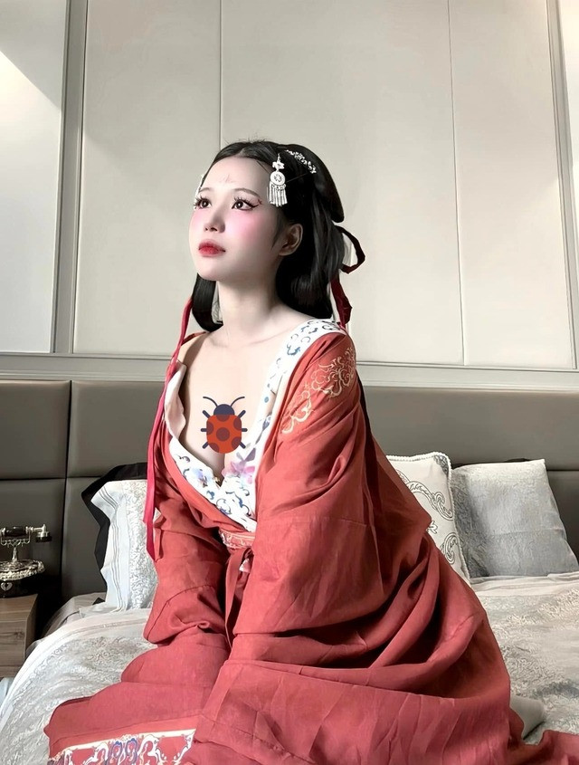 Yugi Kiều Oanh cho thấy bản thân luôn tự tin và dũng cảm khi luôn thử thách bản thân với những phong cách thời trang táo bạo.