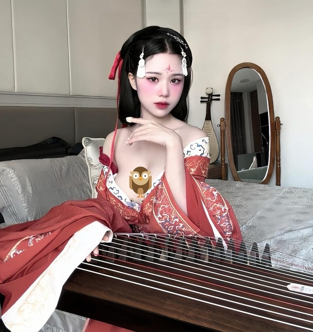 Cố tình diện đồ trễ nải khoe vòng 1 căng tràn, Yugi Kiều Oanh tự tin thể hiện bản thân mà không hề lo ngại ý kiến trái chiều.