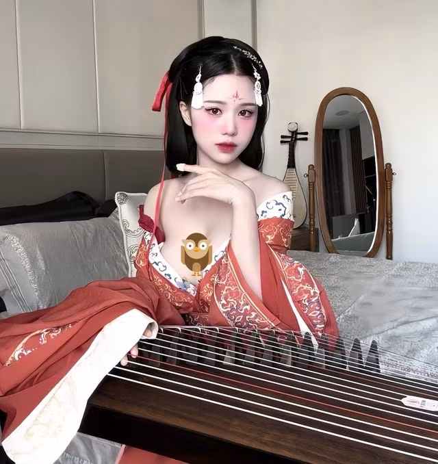 Cố tình diện đồ trễ nải khoe vòng 1 căng tràn, Yugi Kiều Oanh tự tin thể hiện bản thân mà không hề lo ngại ý kiến trái chiều.